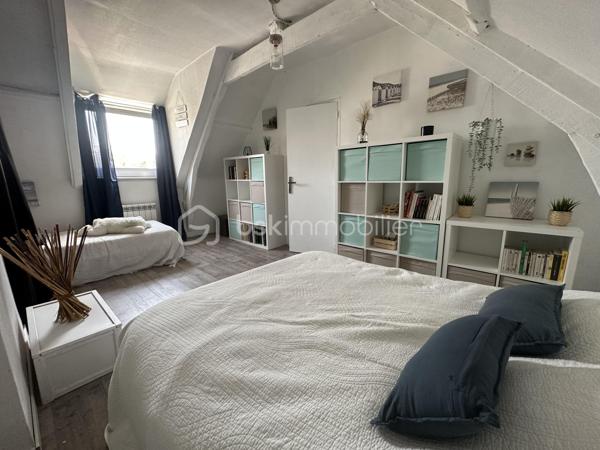 À quelques pas du centre historique et de toutes les commodités, découvrez cette maison de ville offrant une surface habitable totale de 225m2, comprenant une habitation principale et un appartement indépendant de 60m2.
Implantée sur un terrain de 451m2, sans vis-à-vis, cette propriété bénéficie également d'un atelier d'environ 60m2, offrant de nombreuses possibilités d'aménagement ou d'utilisation.

La maison principale :
Au rez-de-chaussée, vous découvrirez une cuisine aménagée ouverte sur une salle à manger, un vaste salon lumineux ainsi que des toilettes indépendantes.
Répartis sur deux étages, les espaces nuit comprennent quatre chambres très spacieuses et deux salles de bains avec toilettes, permettant d'accueillir confortablement une famille.

L'appartement indépendant :
D'une superficie d'environ 60m2, cet appartement dispose d'une cuisine ouverte sur une pièce de vie, d'une chambre et d'une salle d'eau avec toilettes.
Son indépendance constitue un véritable atout, que ce soit pour accueillir famille et amis ou disposer d'un espace distinct de l'habitation principale.

Un atelier aux multiples possibilités :
Un atelier d'environ 60m2 complète l'ensemble. Cet espace supplémentaire pourra répondre à différents projets, qu'ils soient professionnels, artistiques ou personnels.

Un espace privilégié :
La proximité immédiate du centre historique et des commerces, associée à un terrain préservé des regards, confère à cette propriété un intérêt particulier.
Un bien aux multiples possibilités, idéal pour une grande famille, un projet intergénérationnel...

Côté technique :
- Chauffage poêle à granulés complété par chauffage électrique 
- Toiture en bon état 
- Tout à l'égout
- Huisseries : Maison ; bois extérieur, PVC intérieur 
                       Appartement ; Huisseries en PVC changées en 2022
- Volets roulants manuels
- Cuisine équipée : réfrigérateur, four, plaque de cuisson, lave vaisselle
- Terrasse d'environ 40m2, exposition Sud
