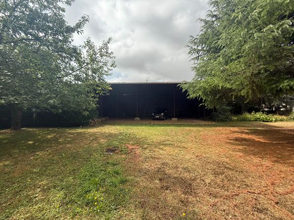 MAGNIFIQUE CORPS DE FERME SITUE ENTRE POITIERS ET PARTHENAY