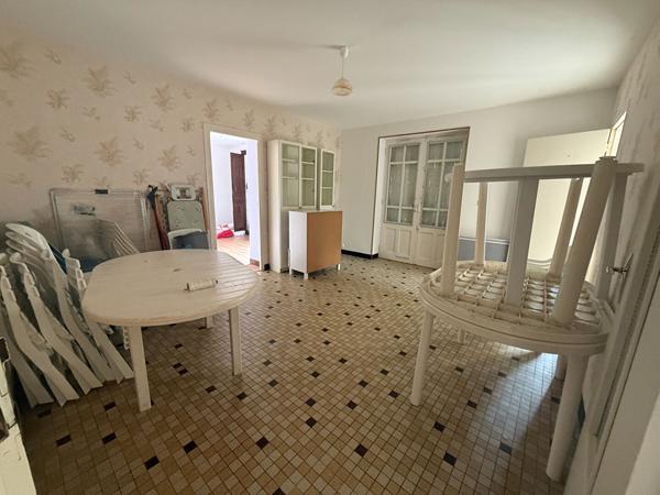 MAGNIFIQUE CORPS DE FERME SITUE ENTRE POITIERS ET PARTHENAY