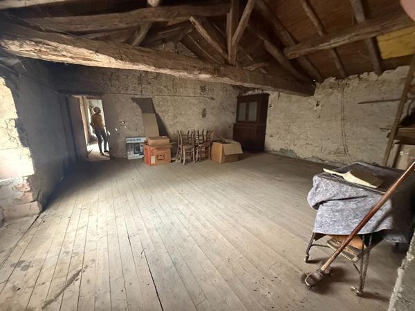 MAGNIFIQUE CORPS DE FERME SITUE ENTRE POITIERS ET PARTHENAY