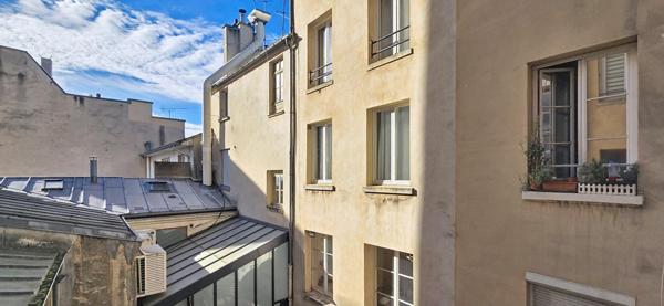 PLACE DU MARCHE STUDIO DE 26 M2 SUR COUR