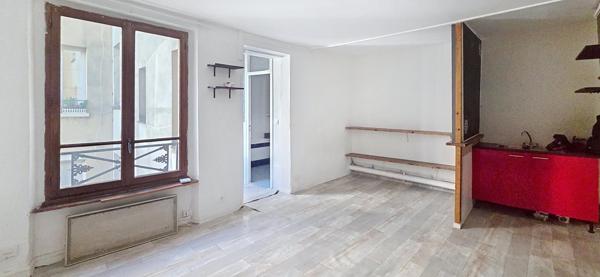 PLACE DU MARCHE STUDIO DE 26 M2 SUR COUR