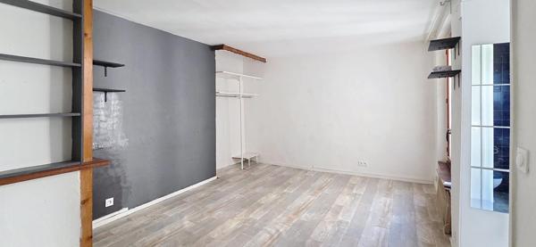 PLACE DU MARCHE STUDIO DE 26 M2 SUR COUR