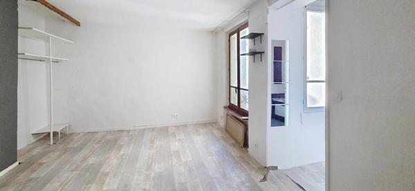PLACE DU MARCHE STUDIO DE 26 M2 SUR COUR
