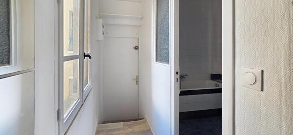 PLACE DU MARCHE STUDIO DE 26 M2 SUR COUR