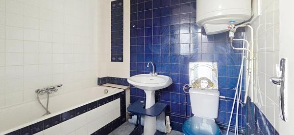 PLACE DU MARCHE STUDIO DE 26 M2 SUR COUR