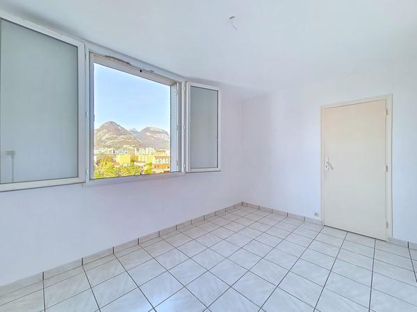 APPARTEMENT T4 - ETAGE ELEVE - VUE MONTAGNES - GARAGE BOX