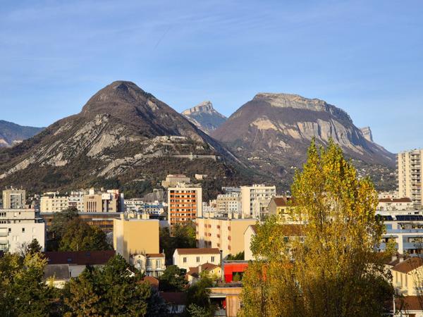 APPARTEMENT T4 - ETAGE ELEVE - VUE MONTAGNES - GARAGE BOX