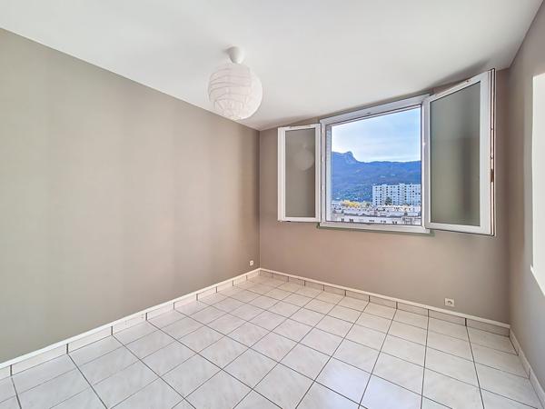 APPARTEMENT T4 - ETAGE ELEVE - VUE MONTAGNES - GARAGE BOX
