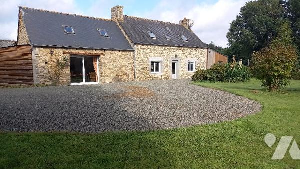 Belle maison en pierres au calme comprenant six chambres, très bien entretenue avec vue dégagée.