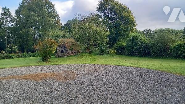 Belle maison en pierres au calme comprenant six chambres, très bien entretenue avec vue dégagée.