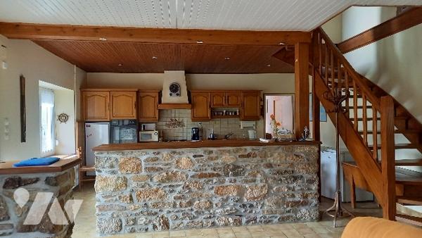 Belle maison en pierres au calme comprenant six chambres, très bien entretenue avec vue dégagée.