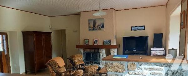 Belle maison en pierres au calme comprenant six chambres, très bien entretenue avec vue dégagée.