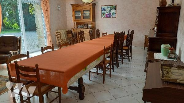 Belle maison en pierres au calme comprenant six chambres, très bien entretenue avec vue dégagée.