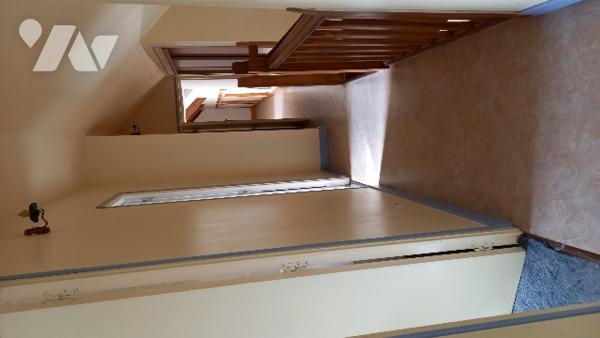 Belle maison en pierres au calme comprenant six chambres, très bien entretenue avec vue dégagée.