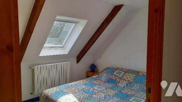 Belle maison en pierres au calme comprenant six chambres, très bien entretenue avec vue dégagée.