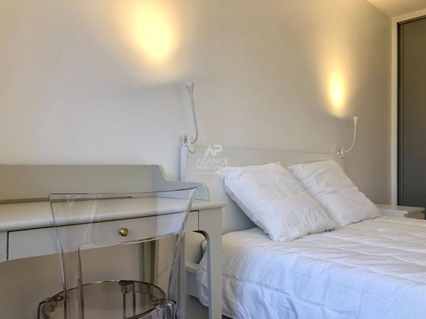 "Versailles Rive Droite" Superbe appartement meublé de 3 pièces de 89 m² avec balcon, cave et parking ! Loyer 2 200 €/mois charges comprises **  - Référence  16261
