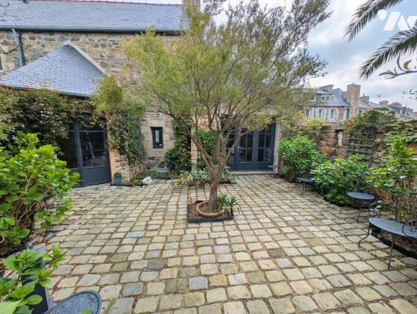 PORT DE PERROS-GUIREC – ENSEMBLE IMMOBILIER DE CARACTÈRE AVEC GARAGE ET JARDINET PAVÉ