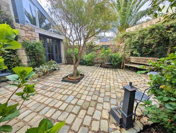 PORT DE PERROS-GUIREC – ENSEMBLE IMMOBILIER DE CARACTÈRE AVEC GARAGE ET JARDINET PAVÉ