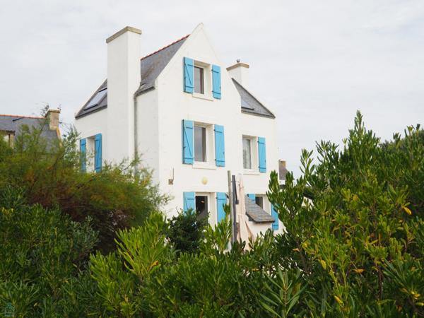 Au bout du monde... l'île de Sein... une maison typique vue mer avec un jardin