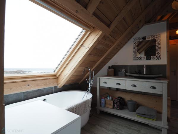 Au bout du monde... l'île de Sein... une maison typique vue mer avec un jardin