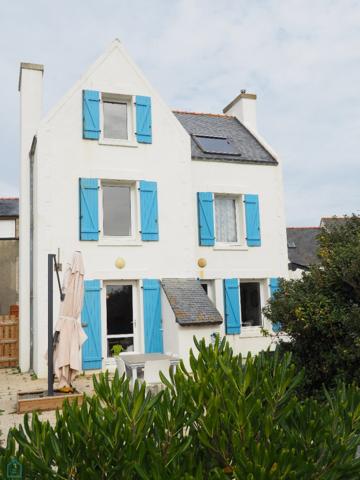Au bout du monde... l'île de Sein... une maison typique vue mer avec un jardin