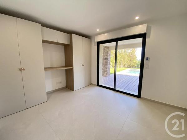 Maison à vendre  7 pièces - 238 m 2   LES ISSAMBRES  - 83