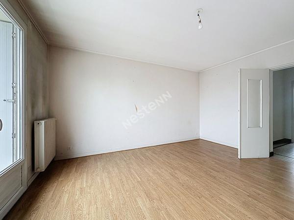 Nantes Bourgeonnière : A VENDRE, Appartement T3 au 4ème et dernier étage, 2 chambres, balcon, cave et parking. Prévoir rafraichissement.