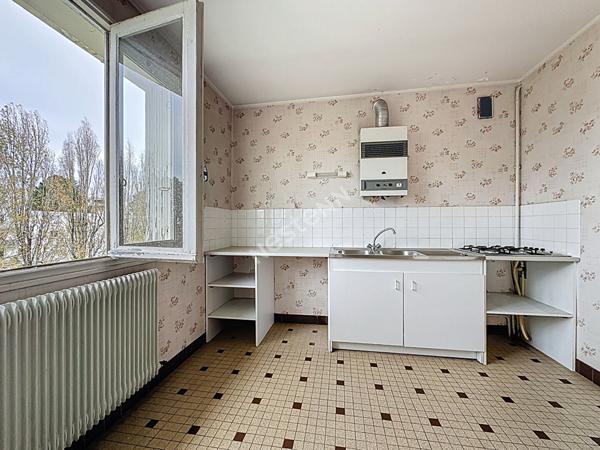 Nantes Bourgeonnière : A VENDRE, Appartement T3 au 4ème et dernier étage, 2 chambres, balcon, cave et parking. Prévoir rafraichissement.