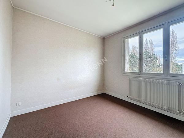 Nantes Bourgeonnière : A VENDRE, Appartement T3 au 4ème et dernier étage, 2 chambres, balcon, cave et parking. Prévoir rafraichissement.