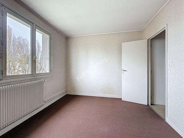 Nantes Bourgeonnière : A VENDRE, Appartement T3 au 4ème et dernier étage, 2 chambres, balcon, cave et parking. Prévoir rafraichissement.