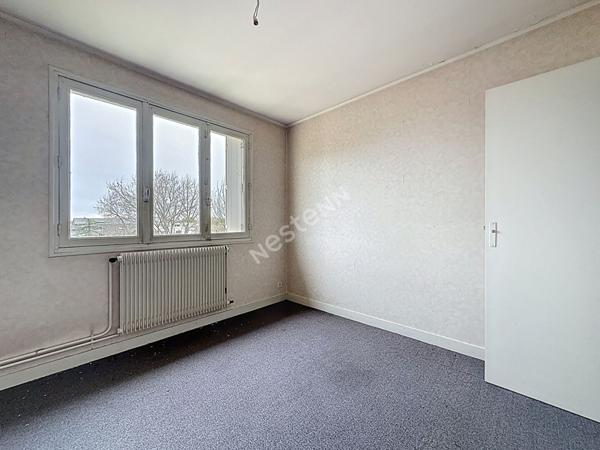 Nantes Bourgeonnière : A VENDRE, Appartement T3 au 4ème et dernier étage, 2 chambres, balcon, cave et parking. Prévoir rafraichissement.