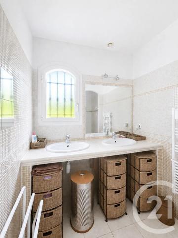 Maison à vendre  8 pièces - 190 m 2   FREJUS  - 83