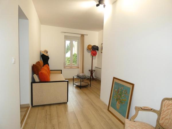 Maison en pierre rénovée avec cour plein sud – charme et authenticité