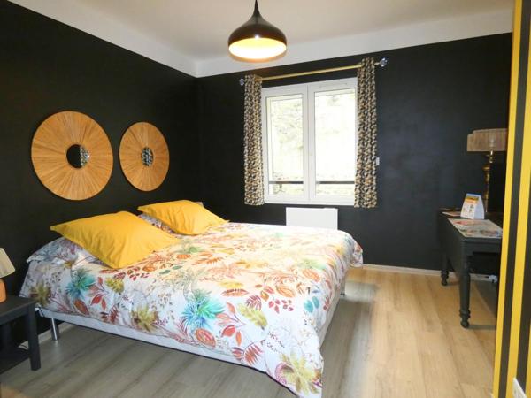 Maison en pierre rénovée avec cour plein sud – charme et authenticité