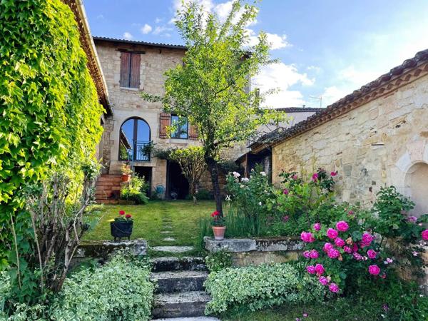 Maison rénovée avec piscine sans vis a vis en plein village