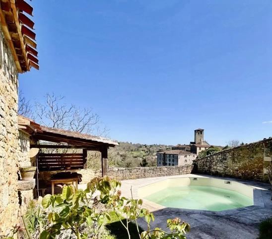 Maison rénovée avec piscine sans vis a vis en plein village