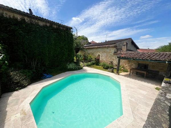 Maison rénovée avec piscine sans vis a vis en plein village