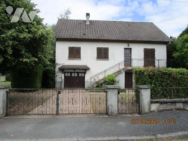 Maison située dans un secteur calme, construite dans les années 1980, comprenant : 
- Au rez-d...