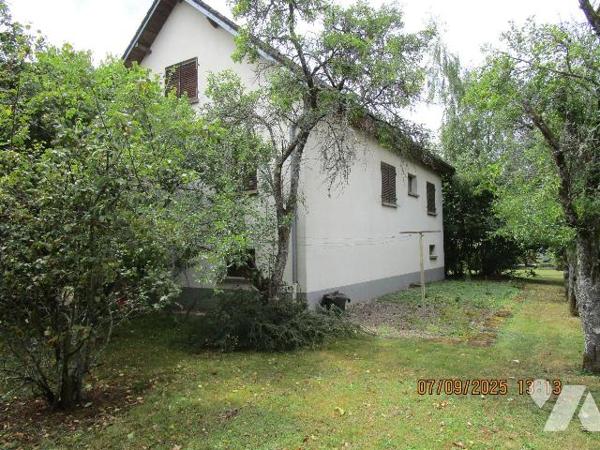 Maison située dans un secteur calme, construite dans les années 1980, comprenant : 
- Au rez-d...