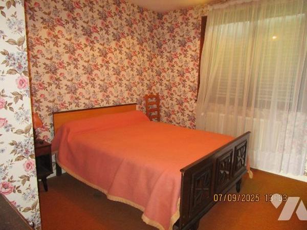 Maison située dans un secteur calme, construite dans les années 1980, comprenant : 
- Au rez-d...