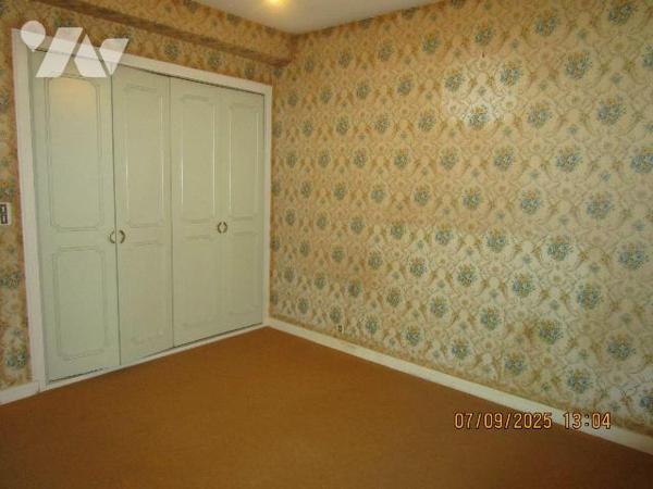 Maison située dans un secteur calme, construite dans les années 1980, comprenant : 
- Au rez-d...