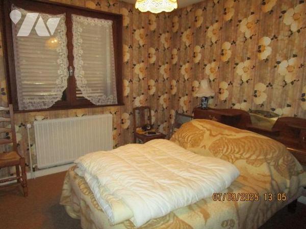 Maison située dans un secteur calme, construite dans les années 1980, comprenant : 
- Au rez-d...