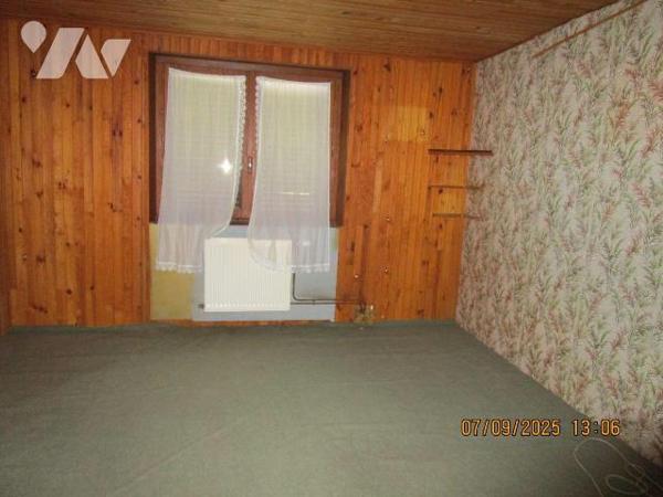 Maison située dans un secteur calme, construite dans les années 1980, comprenant : 
- Au rez-d...