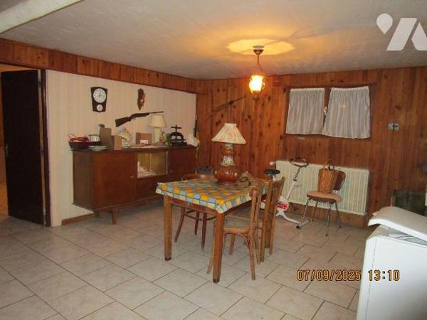 Maison située dans un secteur calme, construite dans les années 1980, comprenant : 
- Au rez-d...