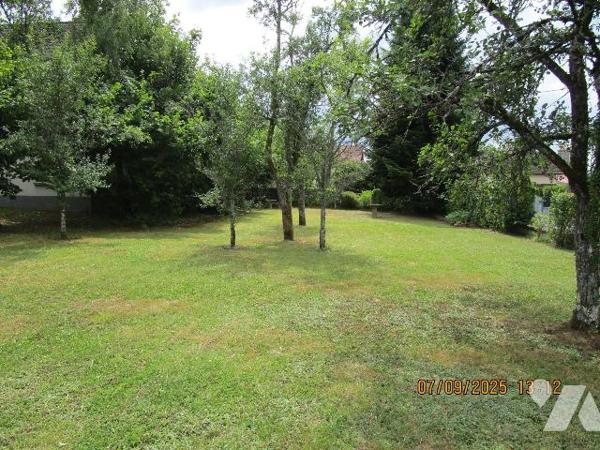 Maison située dans un secteur calme, construite dans les années 1980, comprenant : 
- Au rez-d...