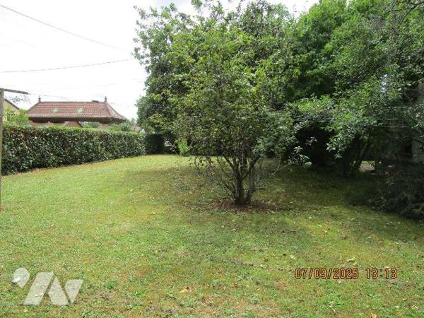 Maison située dans un secteur calme, construite dans les années 1980, comprenant : 
- Au rez-d...