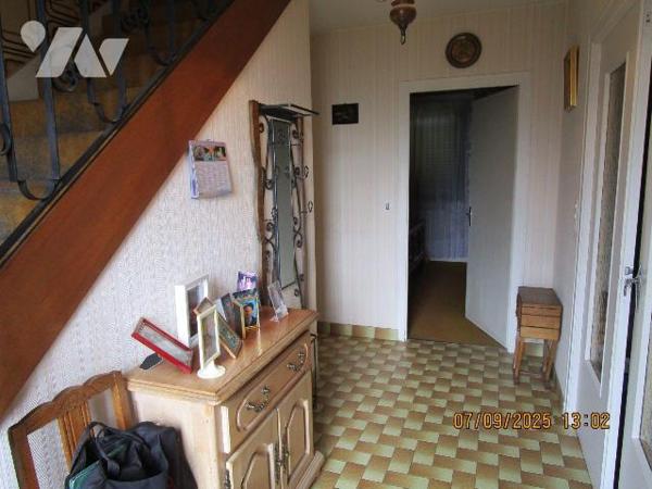 Maison située dans un secteur calme, construite dans les années 1980, comprenant : 
- Au rez-d...