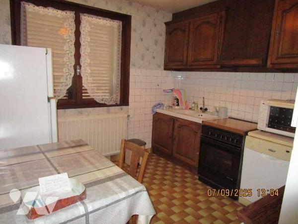 Maison située dans un secteur calme, construite dans les années 1980, comprenant : 
- Au rez-d...