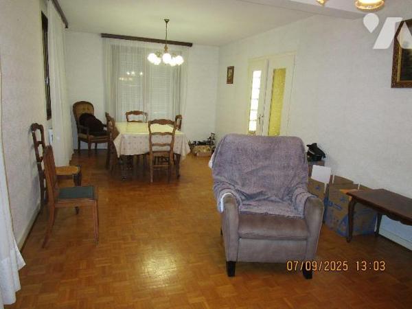 Maison située dans un secteur calme, construite dans les années 1980, comprenant : 
- Au rez-d...